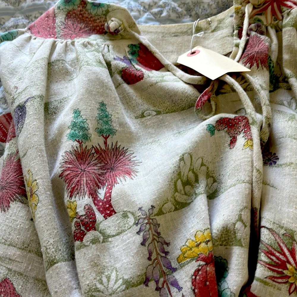 Vintage 1970s blouse absolutely adorable and original one of a kind. I